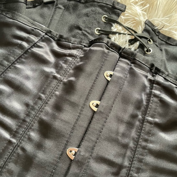 Black Steel Boned Lace Up Corset - Picture 3 of 9